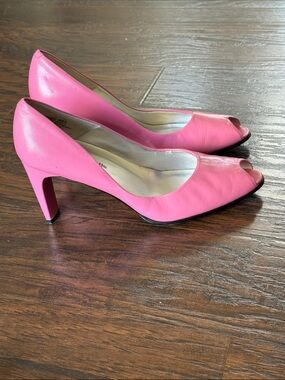 Bellini Pink 💖 Classic Leather Peep-Toe Mid Heels